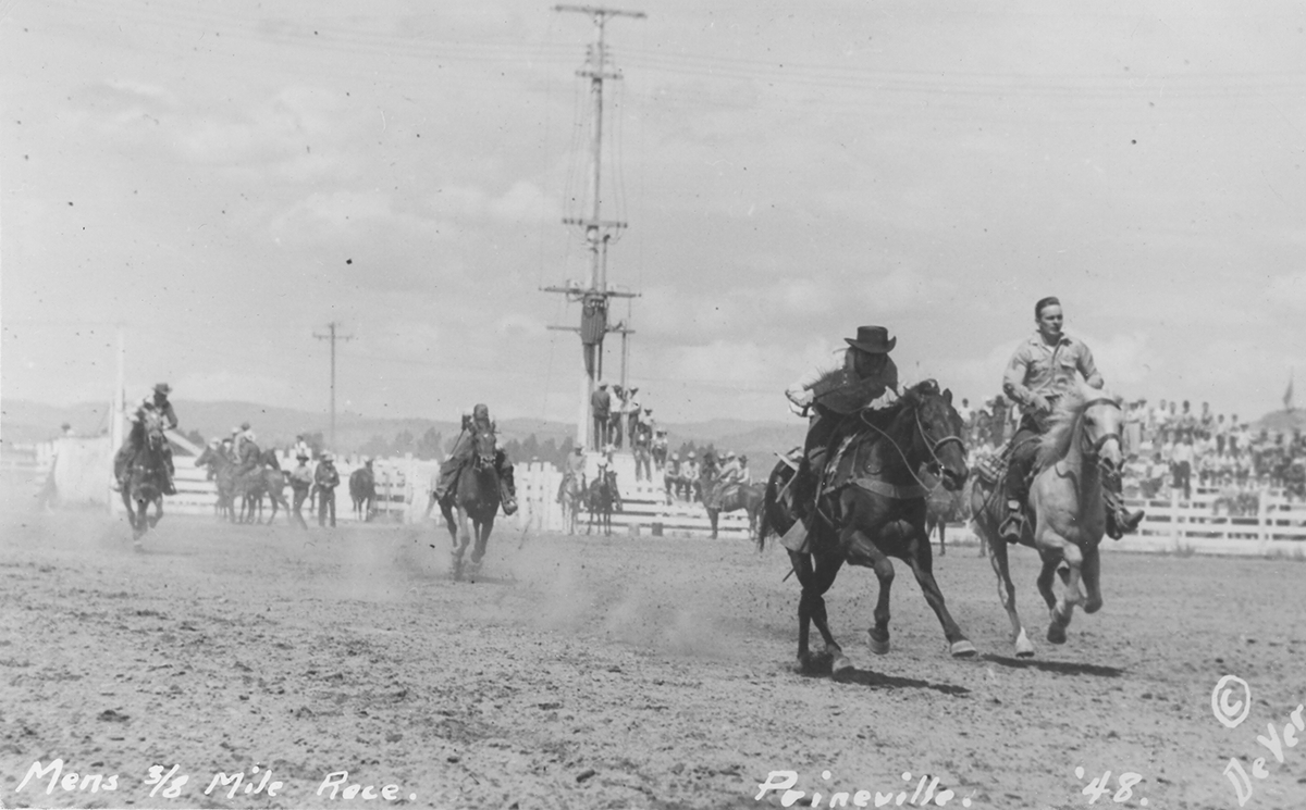 Horse race at Crooked River RU 1948